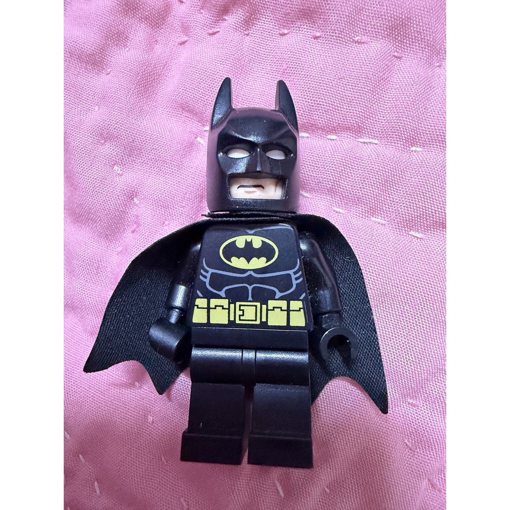 LEGO DC Super Heroes Batman Black Suit Yellow Belt Type 2 Cowl Minifigure